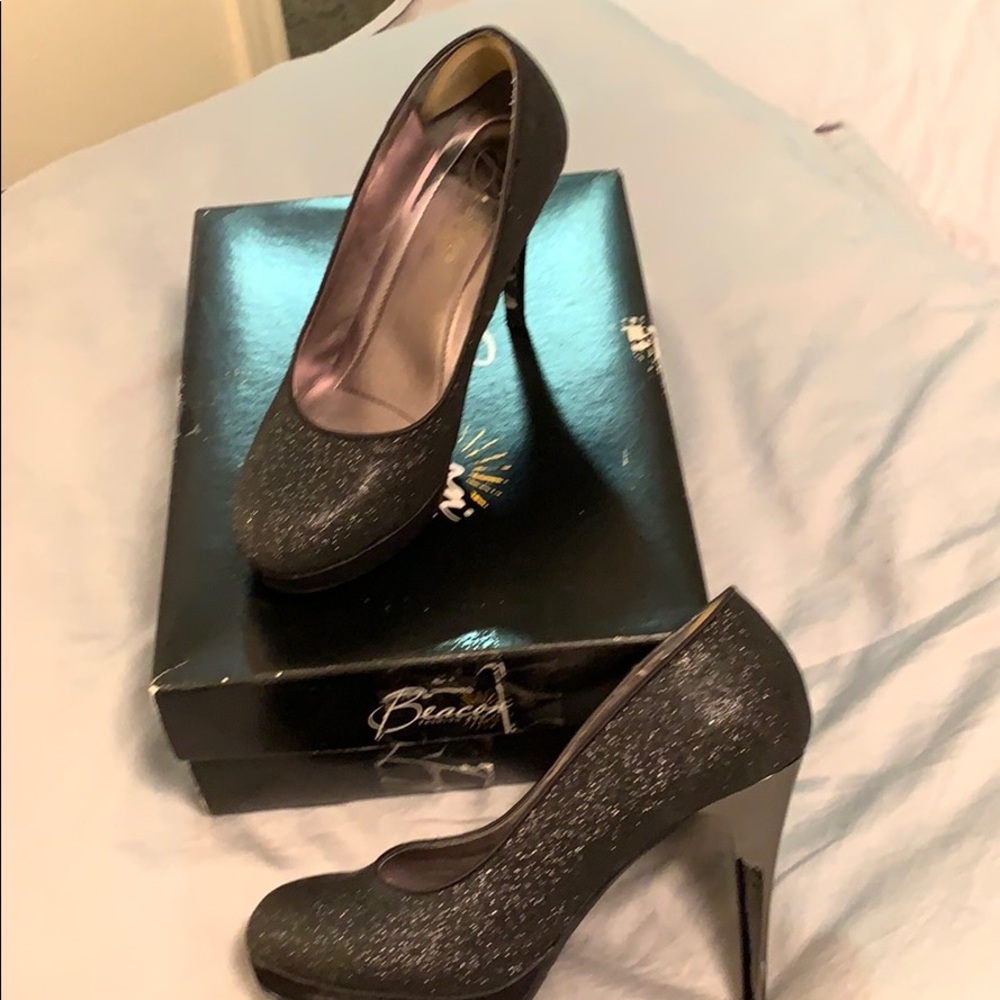 Glamorous black shimmering 4 1/2 inch heels - Picture 2 of 3